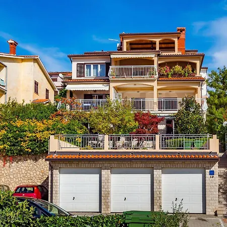 2 Bedroom Amazing In Apartment Rabac